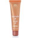 A skin illuminating gel for a radiant glow all year long. Glides on your face to enhance your tan and give golden and copper highlights to your skin. Thanks to its reflective pigments and the silicone contained in its formulation, it melts into the skin to make it more luminous and golden. Fresh and easy to apply, this extremely fine-textured, non-greasy gel blends with skin for a natural-looking, uniform complexion. Suitable for all skin types and skin shades. 1 oz. 