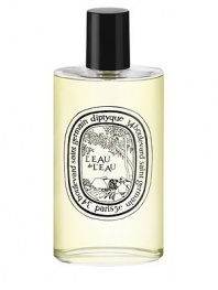 An ode to the sun and to the Dolce Vita of summer siestas under the shade of a southern Italian grove. Among the citrus fruit is set a fresh picked, sparkling and clear bergamont. The scent of neroli rises to kindle the middle notes of orange blossom, Egyptian geranium, white musk and vibrant cedar wood. 