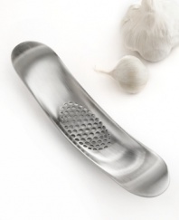 Ready to rock? Cut mess and hassle out of the kitchen with this innovative stainless steel garlic crusher, which keeps the smell of what you're preparing off of your hands. Simply apply pressure and a rocking motion to crush and dice cloves to perfection.