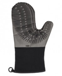 Get a handle on hot pots, pans and bakeware with the OXO silicone oven mitt. Its ultra-high heat resistance protects your fingers from hot surfaces, while non-slip silicone ribs improve your grip. A soft-to-the-touch fabric liner adds comfort and extra insulation. Limited lifetime warranty.