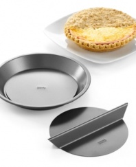 Say goodbye to uneaten pie! A baker's dream, this split decision pie pan bakes 1 full pie or 2 halves, so you can whip up all of your favorite flavors without worrying about waste. Great for giving guests a taste of all your culinary creations. 25-year warranty.
