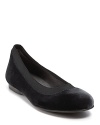 Pretty ladylike flats with an elastic trim opening, a stylish classic with a comfortable fit.