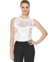 This petite sleeveless top by Jones New York is a workwear essential that pairs perfectly with the pants and skirts already in your wardrobe.