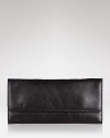 Hobo's luxe leather wallet is a smooth cash stasher with an smartphone pocket to boot. The cool compact keeps your essentials close, in your day bag or as a cocktail-ready clutch.