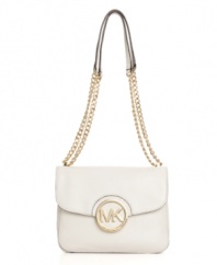Make a statement without ever saying a word. This flawless Michael Kors shoulder bag exudes impeccable style and luxury with polished chain shoulder straps and classic signature detailing.