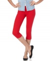 HUE rocks your favorite denim look with the comfort of leggings. With a classic capri leg and jean silhouette.