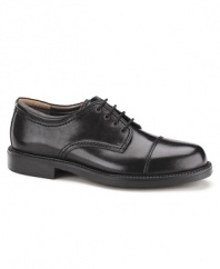 If shoes punctuate your favorite tailored looks, then consider these smooth cap toe oxford men's dress shoes from Dockers the exclamation point to your work week wardrobe.