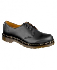 Don't mess with a classic. This comfortable pair of oxford men's casual shoes features Dr. Martens' signature welted Z-stitch construction and the trademark AIRWAIR heel tab.