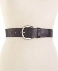 This versatile, classic Fossil leather belt is beautified with embossed flowers.