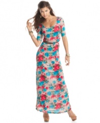 Cute is in bloom on this dress from Spoon Jeans! Sports infinite flowers on a maxi silhouette.