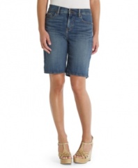 Bermudas are back! Levi's petite interpretation of this look is perfect for pairing with flats or dressing up with a chic wedge. The potential is limitless!