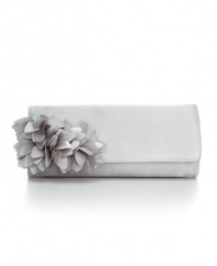 This stunning evening clutch with chiffon petals features a refined silhouette with eye-catching appeal. Wear it for a timeless look that will pair perfectly with your evening ensemble.