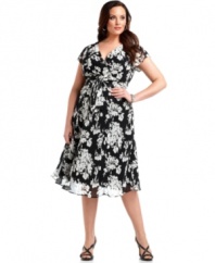 A print inspired by bouquets of blooms gives this plus size Jones New York dress springtime spirit.
