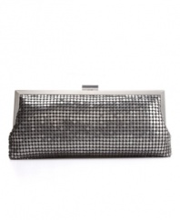 A glam accessory for the little black dress, this chain-mail clutch features a vintage final touch: a frame silhouette.