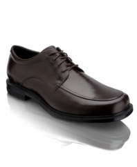 This pair of men's dress shoes comes in a sleek apron-toe design, making these handsome polished oxfords from Rockport work just as well in your out-of-office agenda.