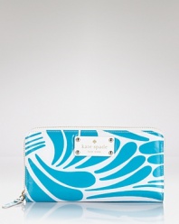 Hit print with this wallet from kate spade new york, featuring pockets for the essentials and an eye-catching motif. Slip this piece inside your purse to give your Monday through Sunday look a burst of color.