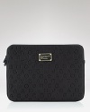 Tote your laptop about town in style with MARC BY MARC JACOBS' logo-stamped laptop case.