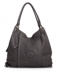 Ruched by side drawstrings, the soft leather slouch of the Harrison purse by Giani Bernini feels so luxurious.