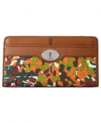An eye-catching design decorated with vintage-inspired details and a season-perfect print. Used as a clutch or a wallet, this easy-going look will keep you organized in style.