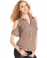 A sheer blouse gets a stylish update with split sleeves and a slouchy fit, from GUESS?. Makes an amazing outfit with skinny pants and open-toe booties.