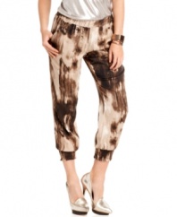 A bold and earthy print adds instant downtown chic to these cropped pants from GUESS?.