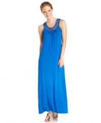 Give your laid-back weekend wear a summery makeover with this sleeveless petite maxi dress from Spense! Pair with statement sandals for a complete look.