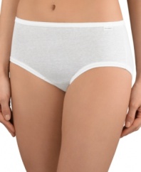 Everyday ease with a smooth fit. Soft, combed cotton offers great comfort. Covered waistband. In a convenient pack of three. Style #1448