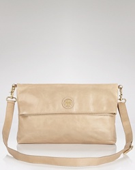 Versatile and polished. Tory Burch's leather messenger bag epitomizes day-right accessorizing, with a convertible shape, neutral hue and sleek look.