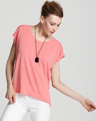 This Eileen Fisher boxy top embodies effortless ease in a relaxed silhouette in light-as-air linen.