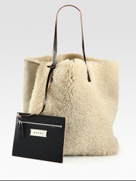 Super-soft and so luxurious, this shearling style comes with a detachable coin pouch for easy access to your smaller essentials.Double leather shoulder straps, 10 dropOpen topDetachable coin pouch13W X 15¾H X 6DMade in Italy