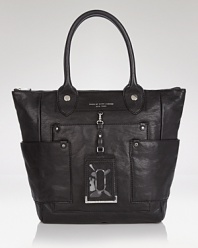 MARC BY MARC JACOBS reconfigures the ultimate preppy staple in luxe leather. Boasting a classic silhouette and cool details, it's destined to be your new favorite tote.