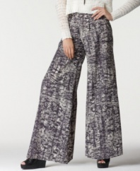 A nineties fave, these Bar III printed palazzo pants are a stylish retro addition to any fashion-obsessed wardrobe!
