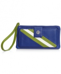 Make a move toward mod with this sporty Giani Bernini leather wristlet that multitasks as a clutch or wallet. Perfectly sized for all the essentials with convenient front flap that flips open for easy access to credit cards and ID.