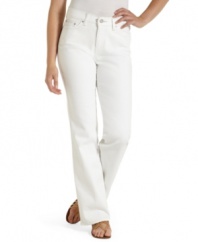 Levi's crafts their flattering 512 petite bootcuts jeans in a stunning white wash with slimming features. Wear with leg-lengthening wedges to amplify the effect!