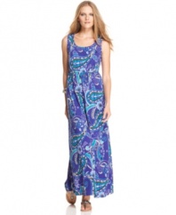 This vibrant paisley print petite maxi dress by Elementz is the perfect summer go-to outfit. Pair with statement sandals to complete the look.