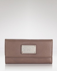 Fall for the enduring style of this MARC BY MARC JACOBS leather wallet. It's compact enough to slip inside your it-bag, yet large enough to handle the essentials.