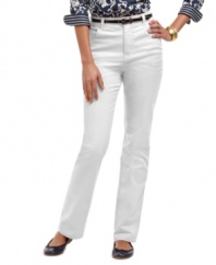 These Charter Club petite jeans feature an of-the-moment wash and a flattering fit! Pair it with a printed shirt for an unexpected take on tailored dressing.