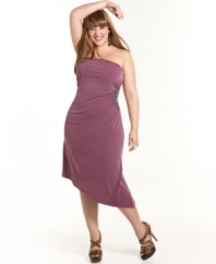 Dance the night away in L8ter's strapless plus size dress, punctuated by an asymmetrical hem.