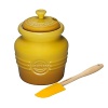 Mustard jar with silicone spreader. Made from the same high quality stoneware as all Le Creuset products its high temperature firing and multilayer glaze doesn't absorb odors or flavors.