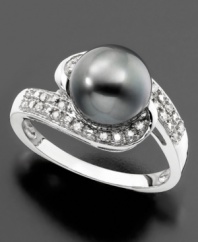 Indulge in intrigue. This spectacular ring features a dark cultured Tahitian pearl (7mm) and round-cut diamonds (1/8 ct. t.w.) set in 14k white gold.