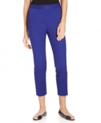A lean, contoured fit and straight leg make up an elegant pair of cropped petite pants from T Tahari. Pair it with equally sophisticated tops and accessories.