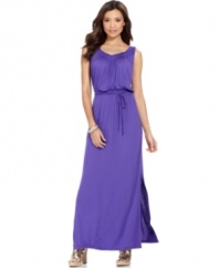 A side slit adds eye-catching appeal to this brightly bold T Tahari petite maxi dress -- perfect for stylish yet chic spring style!