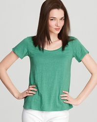 Rendered in breezy linen, this Eileen Fisher Petites tee lends a pop of color to your everyday essentials.