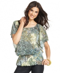 A trendy peplum waist, delicate butterfly sleeves and stunning print make up this sweet petite top from Style&co. Pair with skinny jeans for a fashion-forward ensemble!
