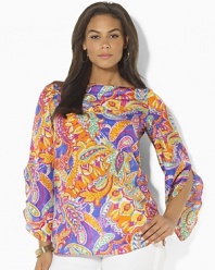 A sweeping paisley pattern and flowing silhouette combine to create the bold Reiden tunic in luxe silk.