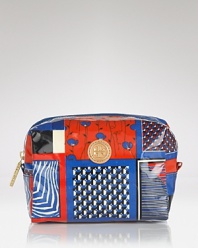 Beauty is in bloom with this printed cosmetics case from Tory Burch, finished with the label's signature logo.