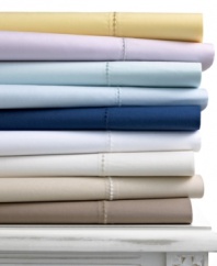A good night's sleep starts with the pure cotton softness of this Martha Stewart Collection extra deep fitted sheet, featuring a smooth 400 thread count.