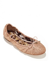 Sam Edelman feeds the glitter craze with the low-key Felicia flat, dressed up in a sparkling shower of shimmer.