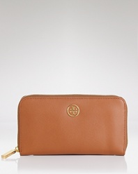 Sleek and chic, this Tory Burch wallet in luxe leather is filled with practical compartments.