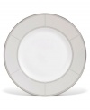 Inspired by the chic London neighborhood, the Waterford Sloane Square accent salad plate is as chic and simple as its namesake, featuring a wide band of gray mica with a quadrant design along the border.